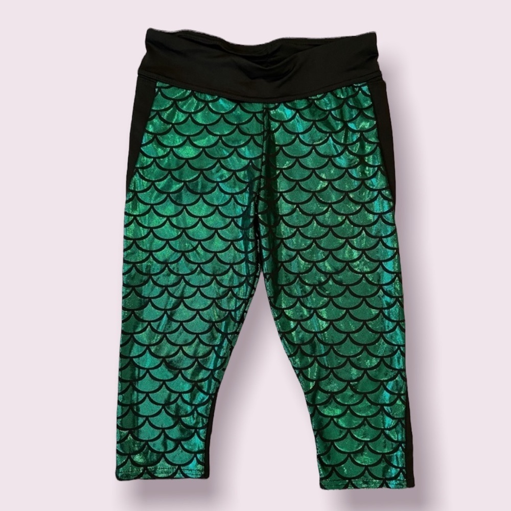Amazon Mermaid Capri Leggings. Size small. NWOT